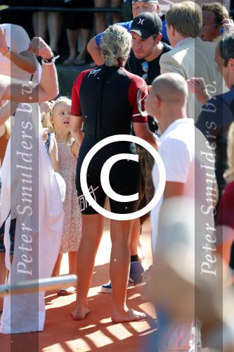 Amsterdam 9 september 2012
Maxima doet mee met de Amsterdam City swim door de grachten van Amsterdam. Prins Willem Alexander en hun dochters prinses Amalia Alexia en Ariane wachten haar an de finisch op de keizersgracht op.
Peter Smulders bv