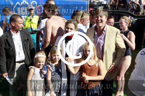 Amsterdam 9 september 2012
Maxima doet mee met de Amsterdam City swim door de grachten van Amsterdam. Prins Willem Alexander en hun dochters prinses Amalia Alexia en Ariane wachten haar an de finisch op de keizersgracht op.
Peter Smulders bv