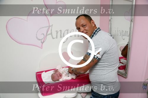 Den Haag 5 september 2012
Samantha de Jong (Barbie) en haar man Michael met hun baby dochter Angelina thuis in de babykamer.
Peter Smulders bv