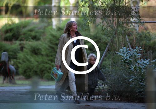 20 Februari 2002
Monique v d Ven same met haar zoontje Sammy de Vries op weg naar school
Foto Peter Smulders BV