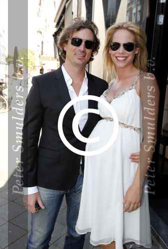 Amsterdam 28 augustus 2012
5 jaar grazia Magazine wordt gevierd met feestje in Armani winkel op de pc hooftstraat. Sylvie v d Vaart ontvangt het eerste exemplaar uit handen van Hilmar Mulder. Nicolette Kluijver zwanger met man
Peter Smulders bv
