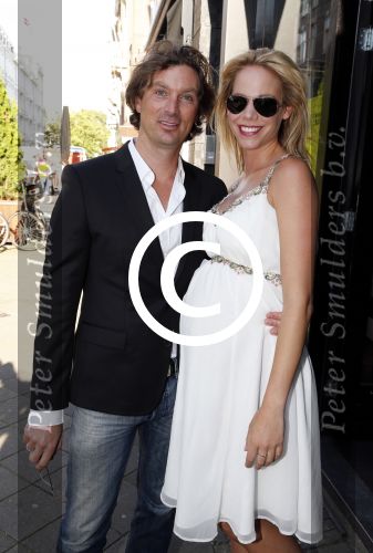 Amsterdam 28 augustus 2012
5 jaar grazia Magazine wordt gevierd met feestje in Armani winkel op de pc hooftstraat. Sylvie v d Vaart ontvangt het eerste exemplaar uit handen van Hilmar Mulder. Nicolette Kluijver zwanger met man
Peter Smulders bv