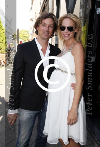 Amsterdam 28 augustus 2012
5 jaar grazia Magazine wordt gevierd met feestje in Armani winkel op de pc hooftstraat. Sylvie v d Vaart ontvangt het eerste exemplaar uit handen van Hilmar Mulder. Nicolette Kluijver zwanger met man
Peter Smulders bv