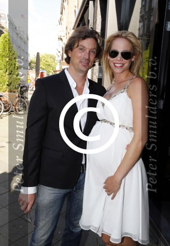 Amsterdam 28 augustus 2012
5 jaar grazia Magazine wordt gevierd met feestje in Armani winkel op de pc hooftstraat. Sylvie v d Vaart ontvangt het eerste exemplaar uit handen van Hilmar Mulder. Nicolette Kluijver zwanger met man
Peter Smulders bv