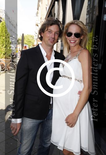 Amsterdam 28 augustus 2012
5 jaar grazia Magazine wordt gevierd met feestje in Armani winkel op de pc hooftstraat. Sylvie v d Vaart ontvangt het eerste exemplaar uit handen van Hilmar Mulder. Nicolette Kluijver zwanger met man
Peter Smulders bv