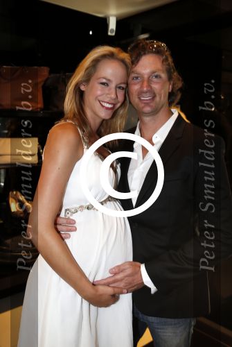 Amsterdam 28 augustus 2012
5 jaar grazia Magazine wordt gevierd met feestje in Armani winkel op de pc hooftstraat. Sylvie v d Vaart ontvangt het eerste exemplaar uit handen van Hilmar Mulder. Nicolette Kluijver zwanger met man
Peter Smulders bv