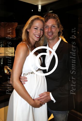 Amsterdam 28 augustus 2012
5 jaar grazia Magazine wordt gevierd met feestje in Armani winkel op de pc hooftstraat. Sylvie v d Vaart ontvangt het eerste exemplaar uit handen van Hilmar Mulder. Nicolette Kluijver zwanger met man
Peter Smulders bv