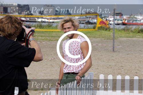 Amsterdam 3 september 2012
Presentatie deelnmemers expeditie Robinson bij strand west . Paul Turner
Peter Smulders bv