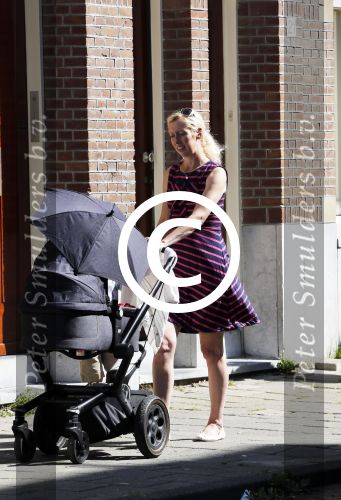 Amsterdam 4 september 2012
Plien v Bennekom achter kinderwagen en zoontje.
Peter Smulders bv