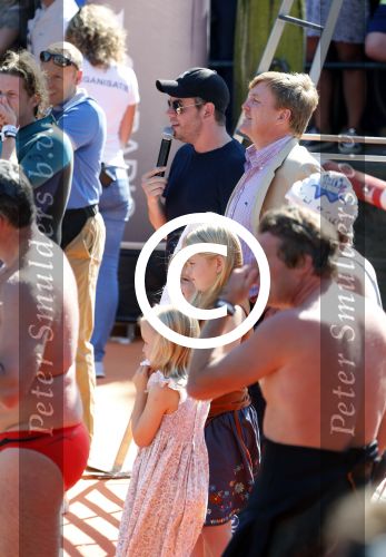 Amsterdam 9 september 2012
Maxima doet mee met de Amsterdam City swim door de grachten van Amsterdam. Prins Willem Alexander en hun dochters prinses Amalia Alexia en Ariane wachten haar an de finisch op de keizersgracht op.
Peter Smulders bv
