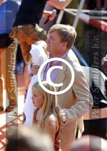 Amsterdam 9 september 2012
Maxima doet mee met de Amsterdam City swim door de grachten van Amsterdam. Prins Willem Alexander en hun dochters prinses Amalia Alexia en Ariane wachten haar an de finisch op de keizersgracht op.
Peter Smulders bv