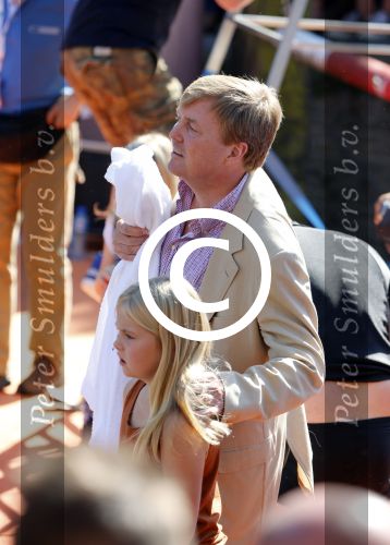 Amsterdam 9 september 2012
Maxima doet mee met de Amsterdam City swim door de grachten van Amsterdam. Prins Willem Alexander en hun dochters prinses Amalia Alexia en Ariane wachten haar an de finisch op de keizersgracht op.
Peter Smulders bv