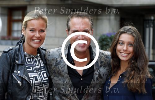 Amsterdam 11 september 2012
Uitreiking elegance awards in hotel the grand. Richard Kemper met vrouw en dochter
Peter Smulders bv
