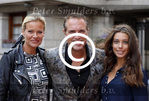 Amsterdam 11 september 2012
Uitreiking elegance awards in hotel the grand. Richard Kemper met vrouw en dochter
Peter Smulders bv