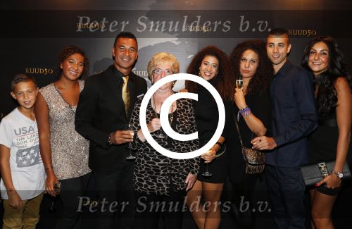 Amsterdam 1 september 2012
Ruud Gullit viert zijn 50e verjaardag in members only van Tommy Hilfiger. Ruud met Joelle Maxim Felicity Chermaine Quincy Cheyenne en zijn moeder
Peter Smulders bv