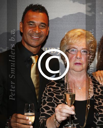 Amsterdam 1 september 2012
Ruud Gullit viert zijn 50e verjaardag in members only van Tommy Hilfiger. Ruud met Joelle Maxim Felicity Chermaine Quincy Cheyenne en zijn moeder
Peter Smulders bv