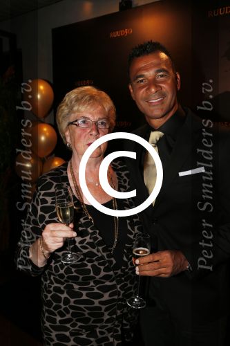 Amsterdam 1 september 2012
Ruud Gullit viert zijn 50e verjaardag in members only van Tommy Hilfiger. Ruud met Joelle Maxim Felicity Chermaine Quincy Cheyenne en zijn moeder
Peter Smulders bv