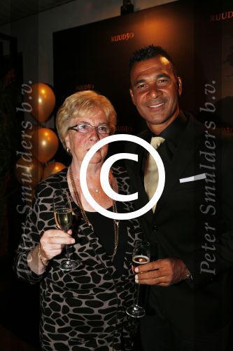 Amsterdam 1 september 2012
Ruud Gullit viert zijn 50e verjaardag in members only van Tommy Hilfiger. Ruud met Joelle Maxim Felicity Chermaine Quincy Cheyenne en zijn moeder
Peter Smulders bv
