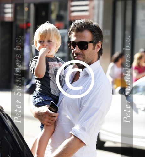 Amsterdam 28 augustus 2012
Ellemieke Vermolen en haar man Sergio Herman doen boodschappen op de pc hooftstraat met hun kinderen.
Peter Smulders bv