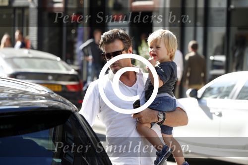Amsterdam 28 augustus 2012
Ellemieke Vermolen en haar man Sergio Herman doen boodschappen op de pc hooftstraat met hun kinderen.
Peter Smulders bv