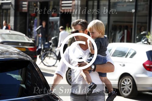 Amsterdam 28 augustus 2012
Ellemieke Vermolen en haar man Sergio Herman doen boodschappen op de pc hooftstraat met hun kinderen.
Peter Smulders bv