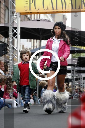 Amsterdam 2 september 2012
Grazi PC Catwalk op de pc hooftstraat. Zoon Lange Frans Willem en dochter Sylvana Simons Levi
Peter Smulders bv