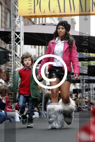 Amsterdam 2 september 2012
Grazi PC Catwalk op de pc hooftstraat. Zoon Lange Frans Willem en dochter Sylvana Simons Levi
Peter Smulders bv