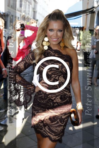 Amsterdam 28 augustus 2012
5 jaar grazia Magazine wordt gevierd met feestje in Armani winkel op de pc hooftstraat. Sylvie v d Vaart ontvangt het eerste exemplaar uit handen van Hilmar Mulder.
Peter Smulders bv
