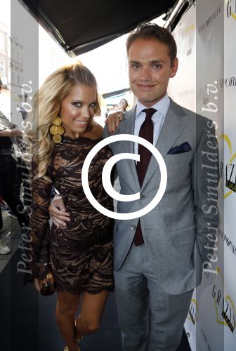 Amsterdam 28 augustus 2012
5 jaar grazia Magazine wordt gevierd met feestje in Armani winkel op de pc hooftstraat. Sylvie v d Vaart ontvangt het eerste exemplaar uit handen van Hilmar Mulder. Sylvie met broer
Peter Smulders bv