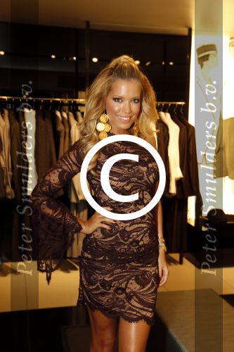 Amsterdam 28 augustus 2012
5 jaar grazia Magazine wordt gevierd met feestje in Armani winkel op de pc hooftstraat. Sylvie v d Vaart ontvangt het eerste exemplaar uit handen van Hilmar Mulder.
Peter Smulders bv