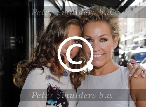 Amsterdam 28 augustus 2012
5 jaar grazia Magazine wordt gevierd met feestje in Armani winkel op de pc hooftstraat. Sylvie v d Vaart ontvangt het eerste exemplaar uit handen van Hilmar Mulder. Tanja Jess met nichtje
Peter Smulders bv