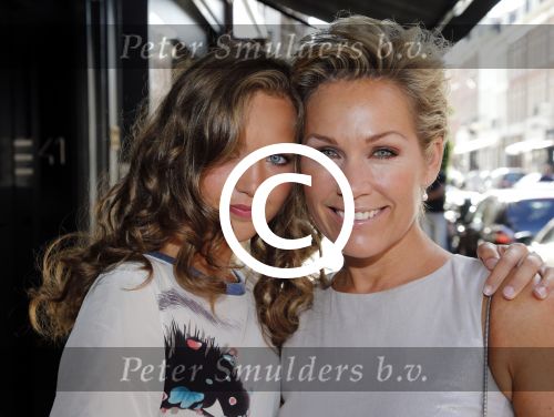 Amsterdam 28 augustus 2012
5 jaar grazia Magazine wordt gevierd met feestje in Armani winkel op de pc hooftstraat. Sylvie v d Vaart ontvangt het eerste exemplaar uit handen van Hilmar Mulder. Tanja Jess met nichtje
Peter Smulders bv