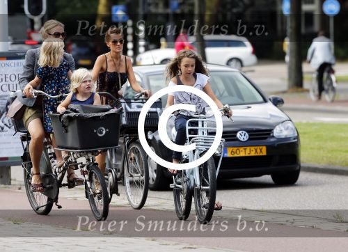 Amsterdam 3 september 2012
Tatum Dagelet en haar dochter Toy Travis op de fiets.
Peter Smulders bv