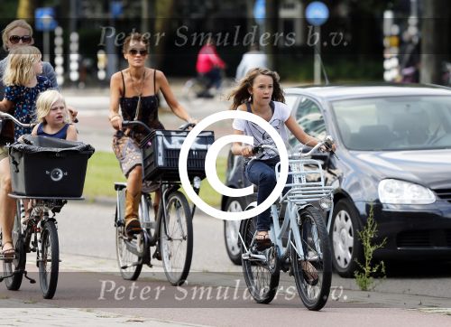 Amsterdam 3 september 2012
Tatum Dagelet en haar dochter Toy Travis op de fiets.
Peter Smulders bv