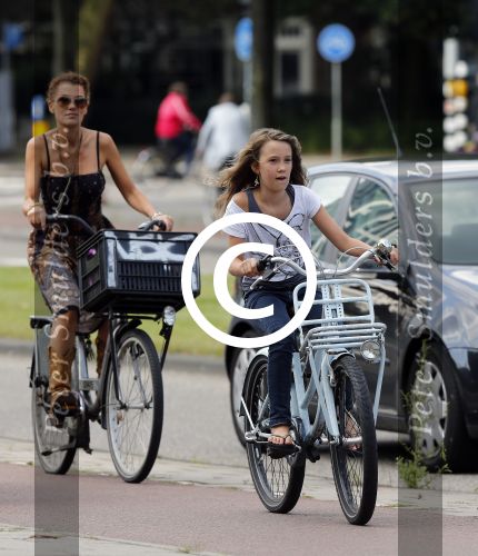 Amsterdam 3 september 2012
Tatum Dagelet en haar dochter Toy Travis op de fiets.
Peter Smulders bv