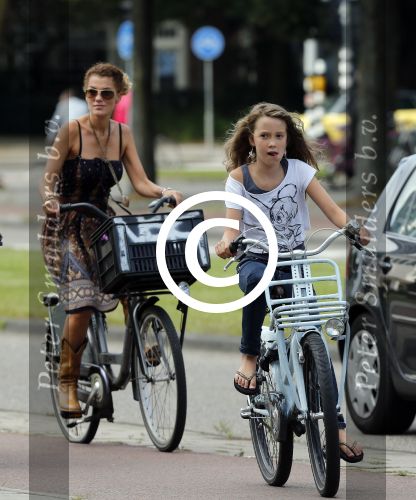 Amsterdam 3 september 2012
Tatum Dagelet en haar dochter Toy Travis op de fiets.
Peter Smulders bv