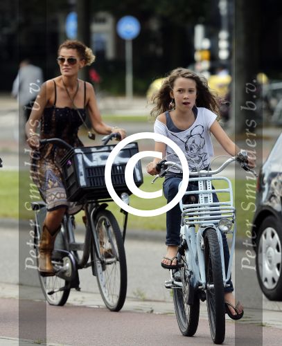 Amsterdam 3 september 2012
Tatum Dagelet en haar dochter Toy Travis op de fiets.
Peter Smulders bv