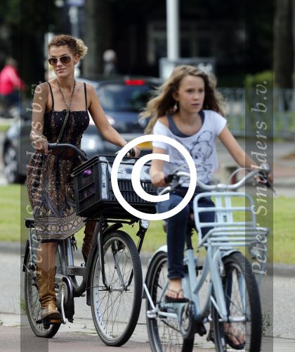 Amsterdam 3 september 2012
Tatum Dagelet en haar dochter Toy Travis op de fiets.
Peter Smulders bv