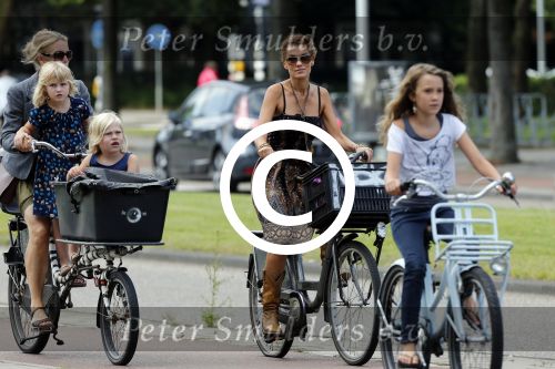 Amsterdam 3 september 2012
Tatum Dagelet en haar dochter Toy Travis op de fiets.
Peter Smulders bv