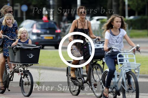 Amsterdam 3 september 2012
Tatum Dagelet en haar dochter Toy Travis op de fiets.
Peter Smulders bv