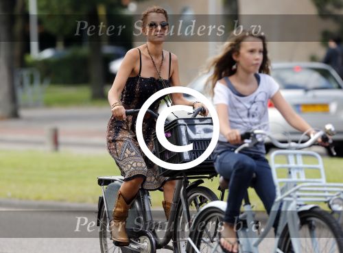 Amsterdam 3 september 2012
Tatum Dagelet en haar dochter Toy Travis op de fiets.
Peter Smulders bv