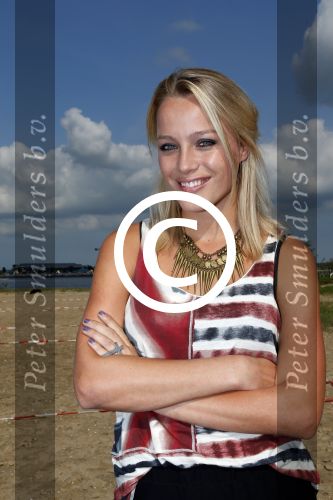 Amsterdam 3 september 2012
Presentatie deelnmemers expeditie Robinson bij strand west . Tess Milne
Peter Smulders bv