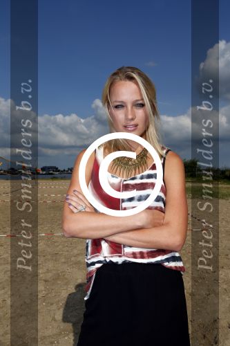 Amsterdam 3 september 2012
Presentatie deelnmemers expeditie Robinson bij strand west . Tess Milne
Peter Smulders bv