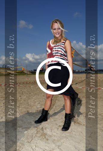 Amsterdam 3 september 2012
Presentatie deelnmemers expeditie Robinson bij strand west . Tess Milne
Peter Smulders bv