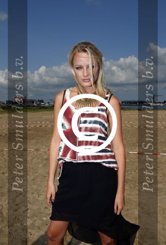 Amsterdam 3 september 2012
Presentatie deelnmemers expeditie Robinson bij strand west . Tess Milne
Peter Smulders bv