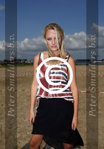 Amsterdam 3 september 2012
Presentatie deelnmemers expeditie Robinson bij strand west . Tess Milne
Peter Smulders bv