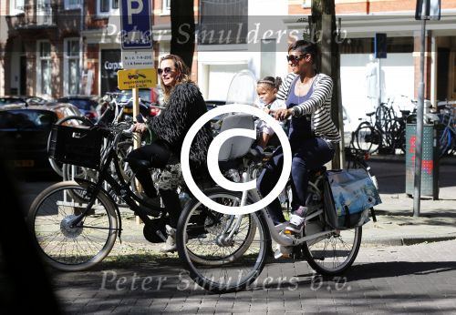 Amsterdam 7 september 2012
Trijntje Oosterhuis op de fiets met Edsilia Rombley en haar dochtertje.
Peter Smulders bv