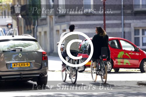 Amsterdam 7 september 2012
Trijntje Oosterhuis op de fiets met Edsilia Rombley en haar dochtertje.
Peter Smulders bv