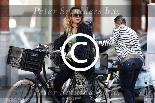 Amsterdam 7 september 2012
Trijntje Oosterhuis op de fiets met Edsilia Rombley en haar dochtertje.
Peter Smulders bv
