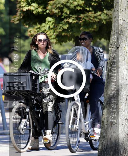 Amsterdam 7 september 2012
Trijntje Oosterhuis op de fiets met Edsilia Rombley en haar dochtertje.
Peter Smulders bv